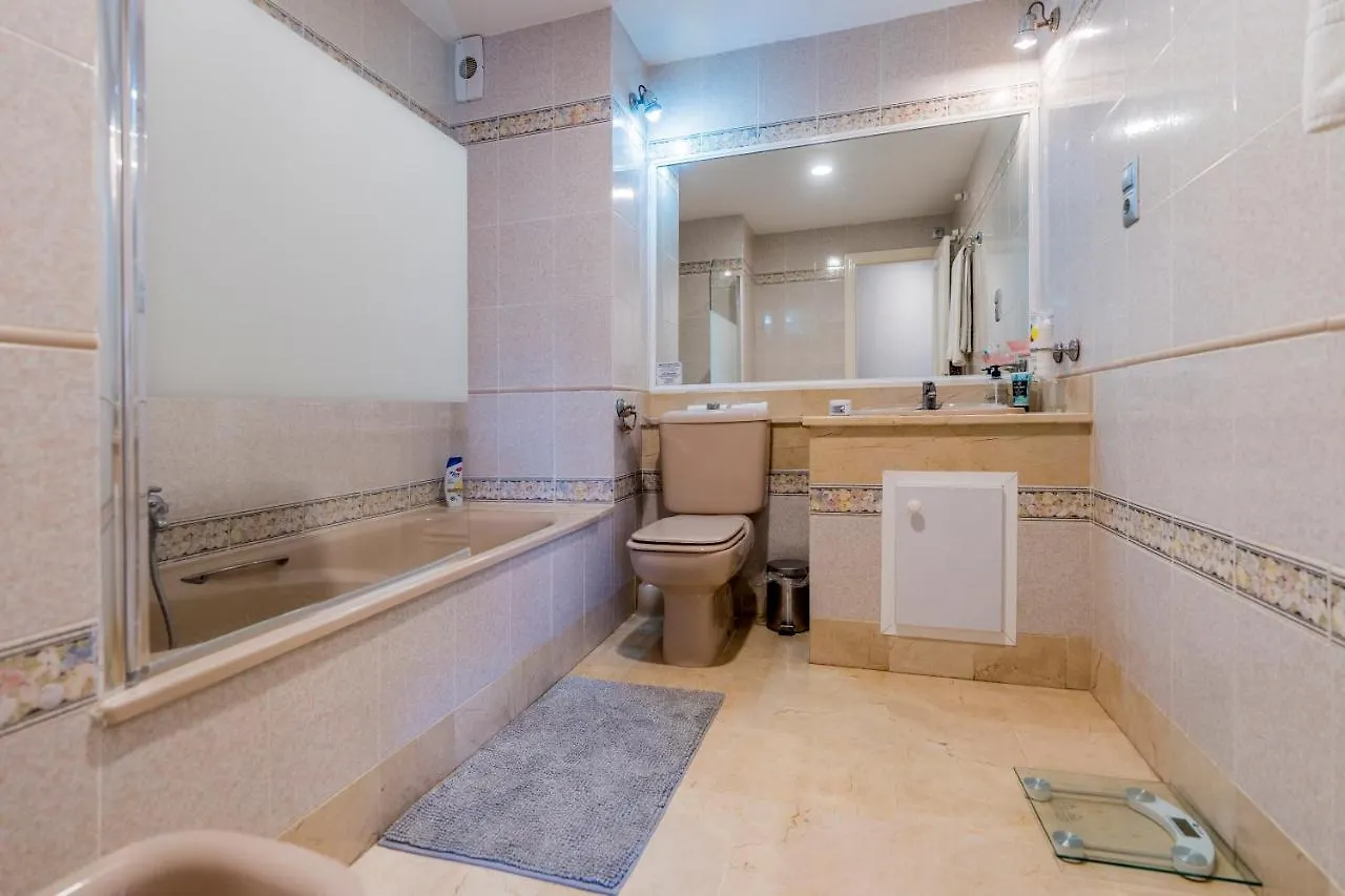 Beautiful 2 Bed Apartment With Pool And Golf Views Málaga