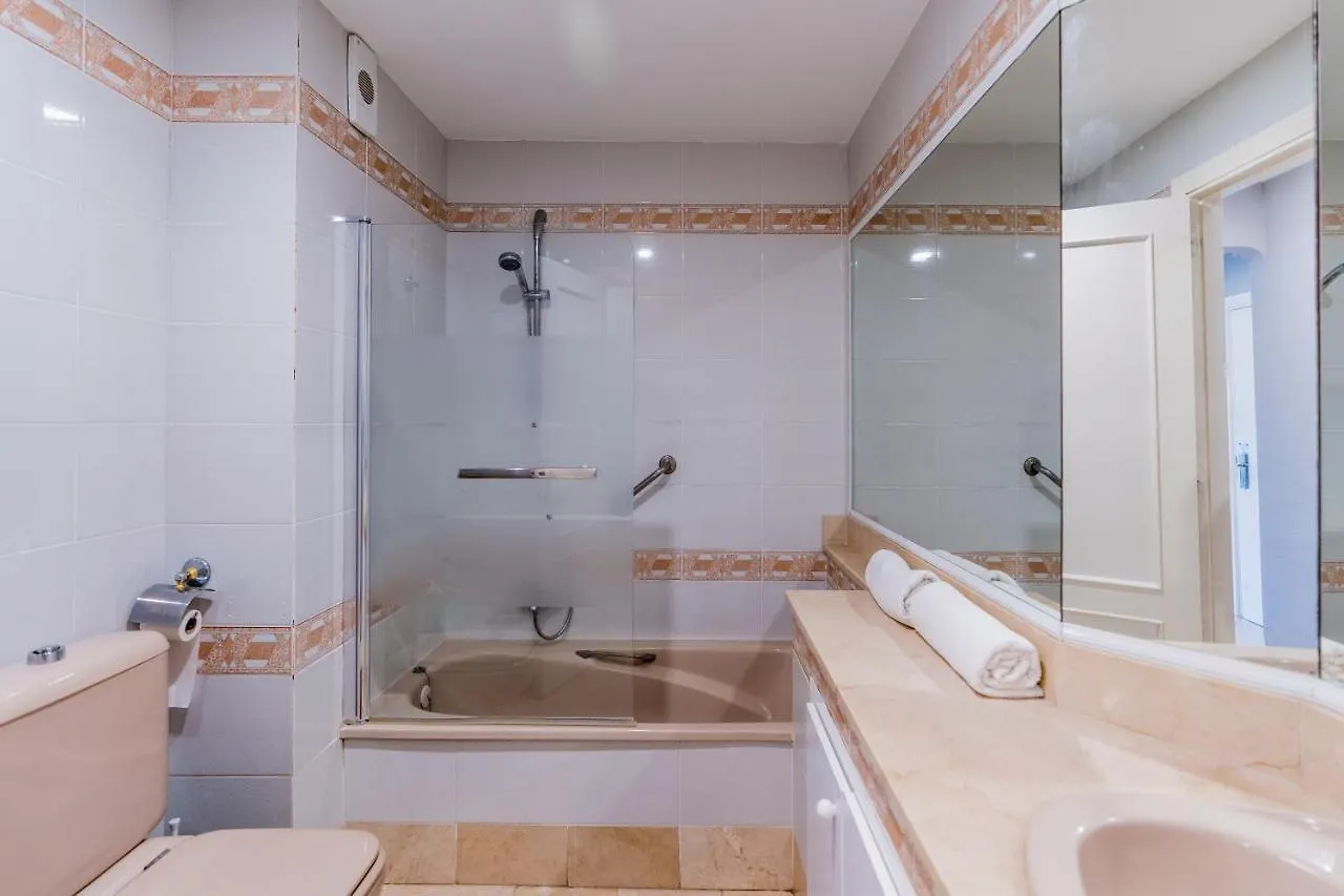Beautiful 2 Bed Apartment With Pool And Golf Views Málaga